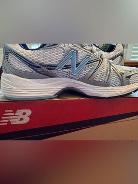 Woman’s New Balance in White & Teal with Navy Accents - Size 9.5